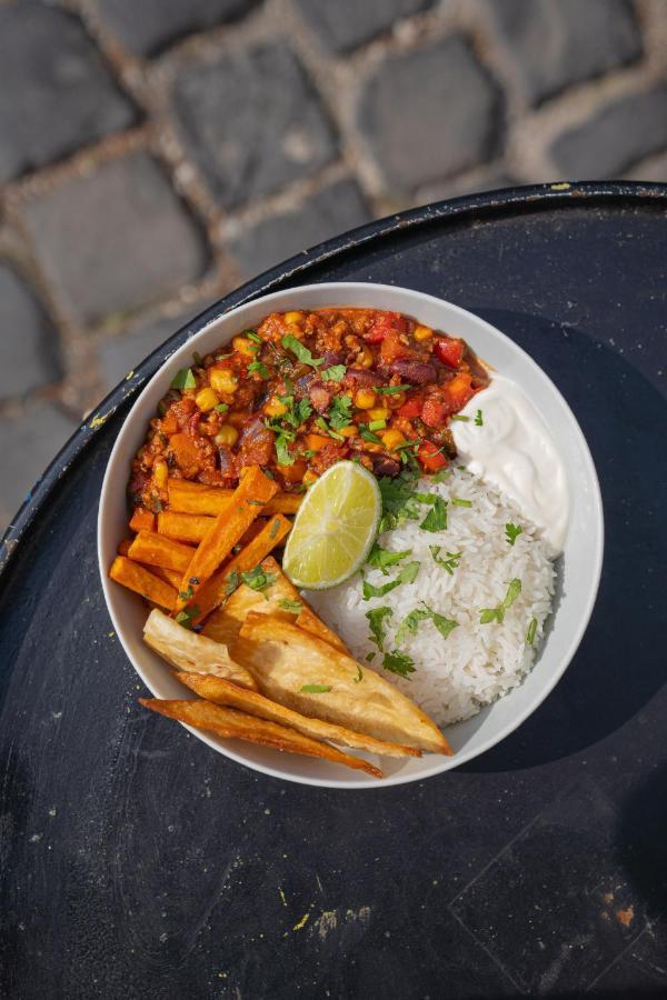 Street Food Possonium Apartments Bratislava Bagian luar foto