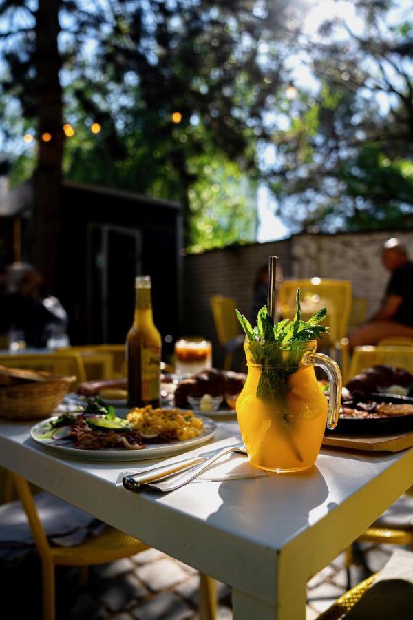 Street Food Possonium Apartments Bratislava Bagian luar foto
