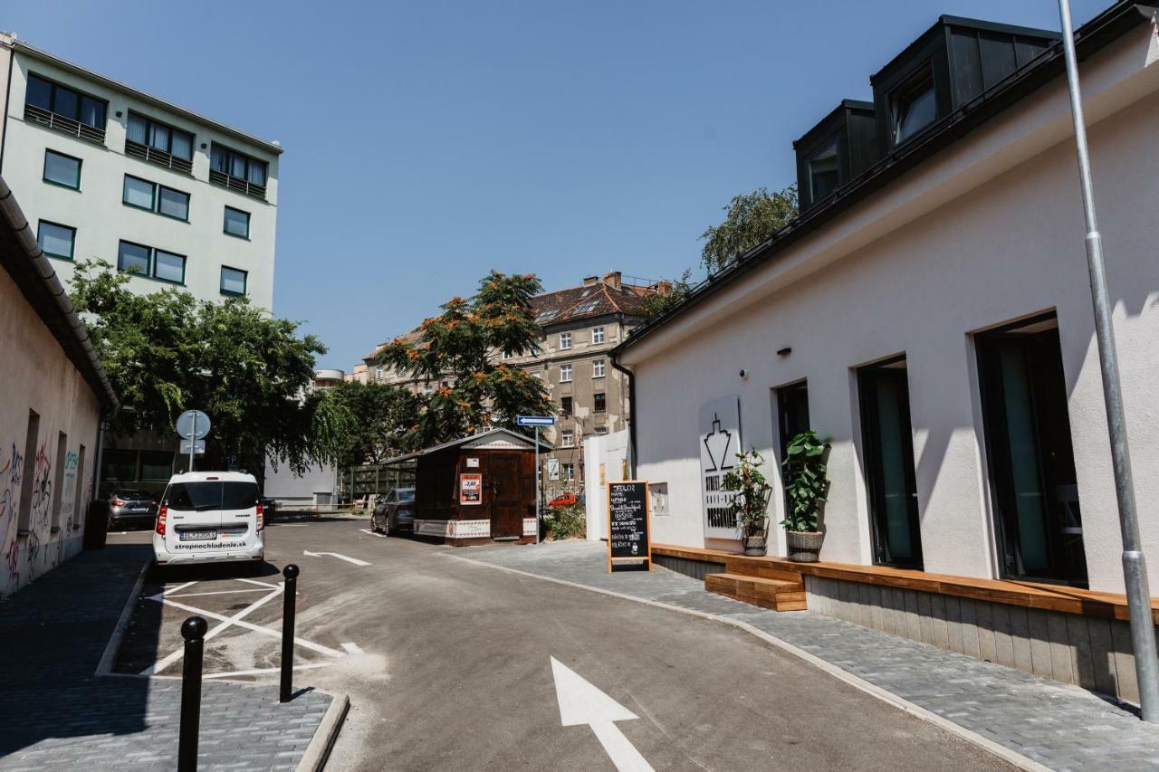 Street Food Possonium Apartments Bratislava Bagian luar foto